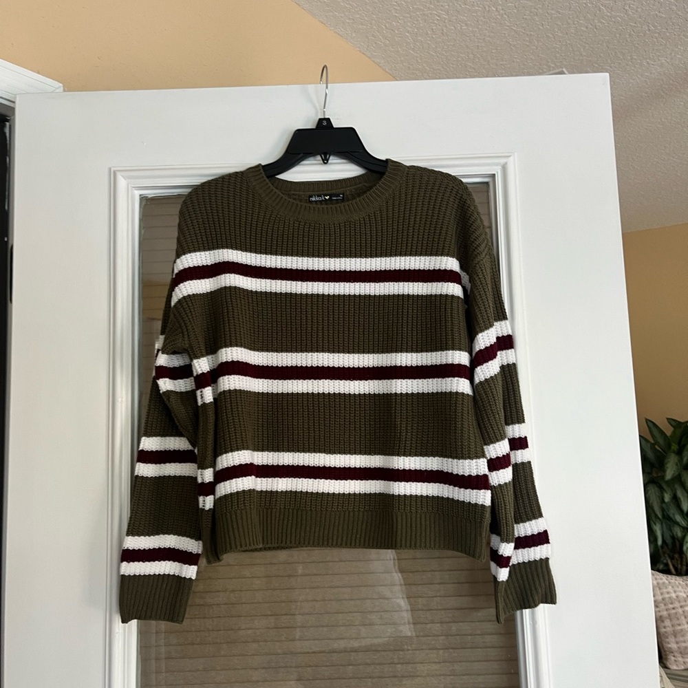 Women’s Crew Neck Sweater (medium)